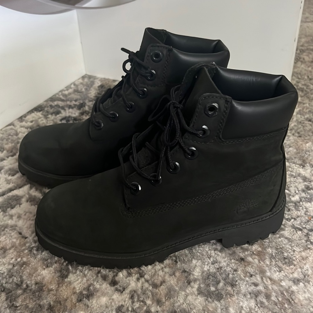Black timberland boot. In really good condition. Tag US 4.5 fits like a women 7